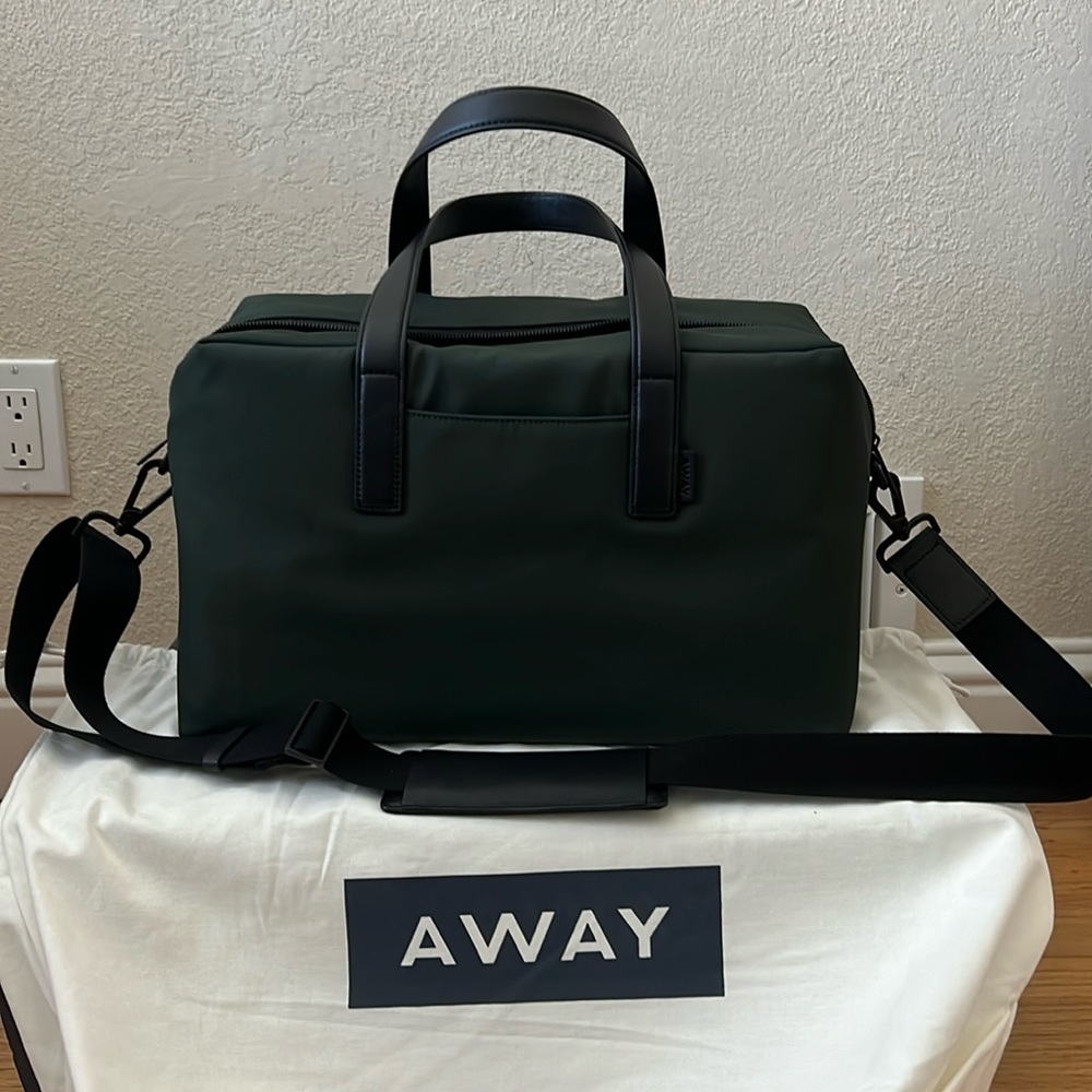 Away Travel The Everywhere Bag in Green- new
